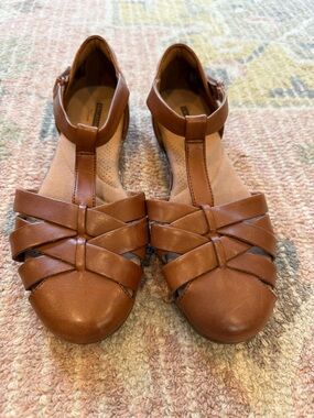 Clark’s Women’s Brown Leather T-Strap Sandals size 6.5.fishermen,casual,summer